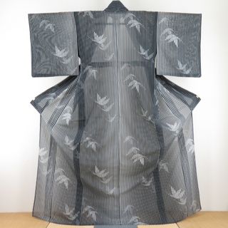 夏着物 小紋 縞に鶴文様 単衣 絽 ポリエステル 洗える着物 夏用 白色 黒色 広衿 仕立て上がり 身丈165cm(着物)