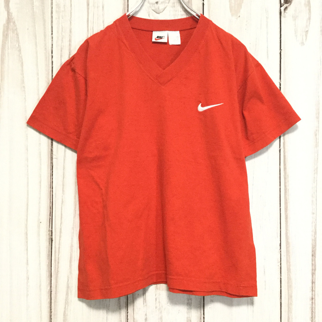 NIKE(ナイキ)の【ナイキ 半袖Tシャツ】90s 銀タグ Vネック ロゴ刺繍 M 赤 古着 メンズのトップス(Tシャツ/カットソー(半袖/袖なし))の商品写真