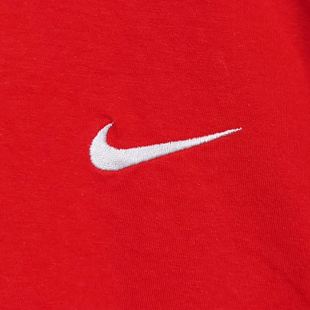 NIKE(ナイキ)の【ナイキ 半袖Tシャツ】90s 銀タグ Vネック ロゴ刺繍 M 赤 古着 メンズのトップス(Tシャツ/カットソー(半袖/袖なし))の商品写真