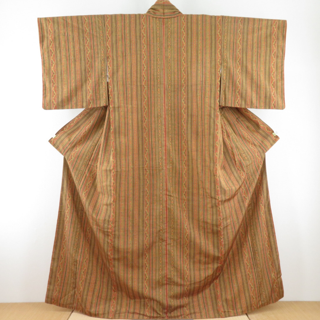 紬 着物 飾り縦縞文様 黄土色 袷 広衿 正絹 カジュアル着物 仕立て上がり 身丈161cm レディースの水着/浴衣(着物)の商品写真