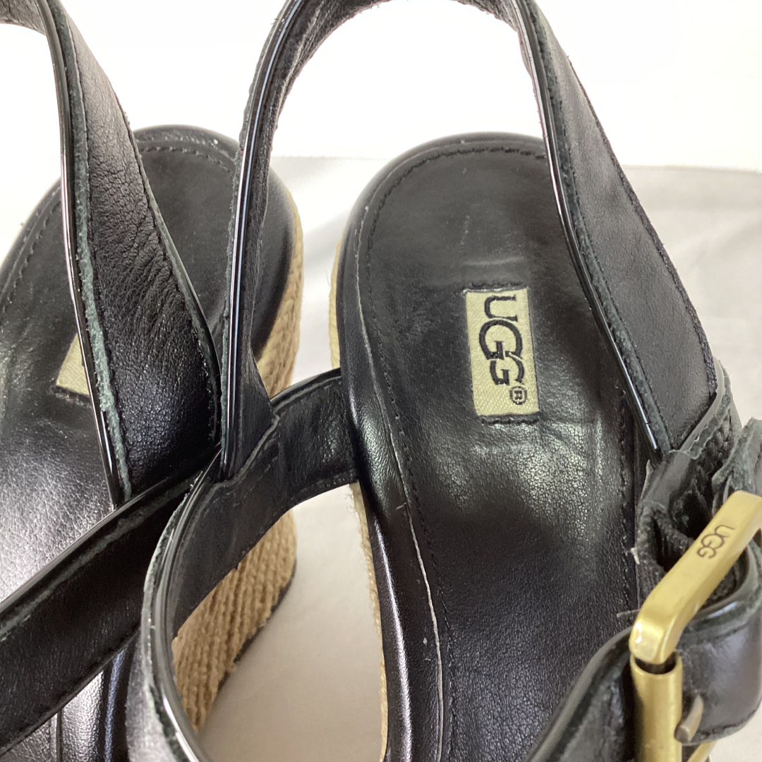 UGG(アグ)のUGG   アグ　ブラックウエッジソールサンダル レディースの靴/シューズ(サンダル)の商品写真