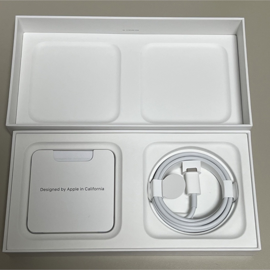 Apple(アップル)のMagSafe Duo Charger スマホ/家電/カメラのスマートフォン/携帯電話(バッテリー/充電器)の商品写真