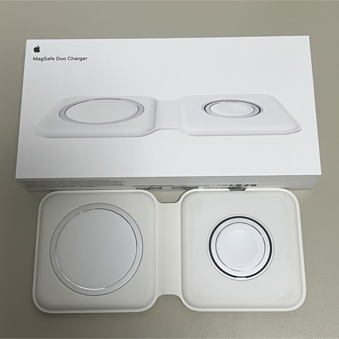Apple(アップル)のMagSafe Duo Charger スマホ/家電/カメラのスマートフォン/携帯電話(バッテリー/充電器)の商品写真