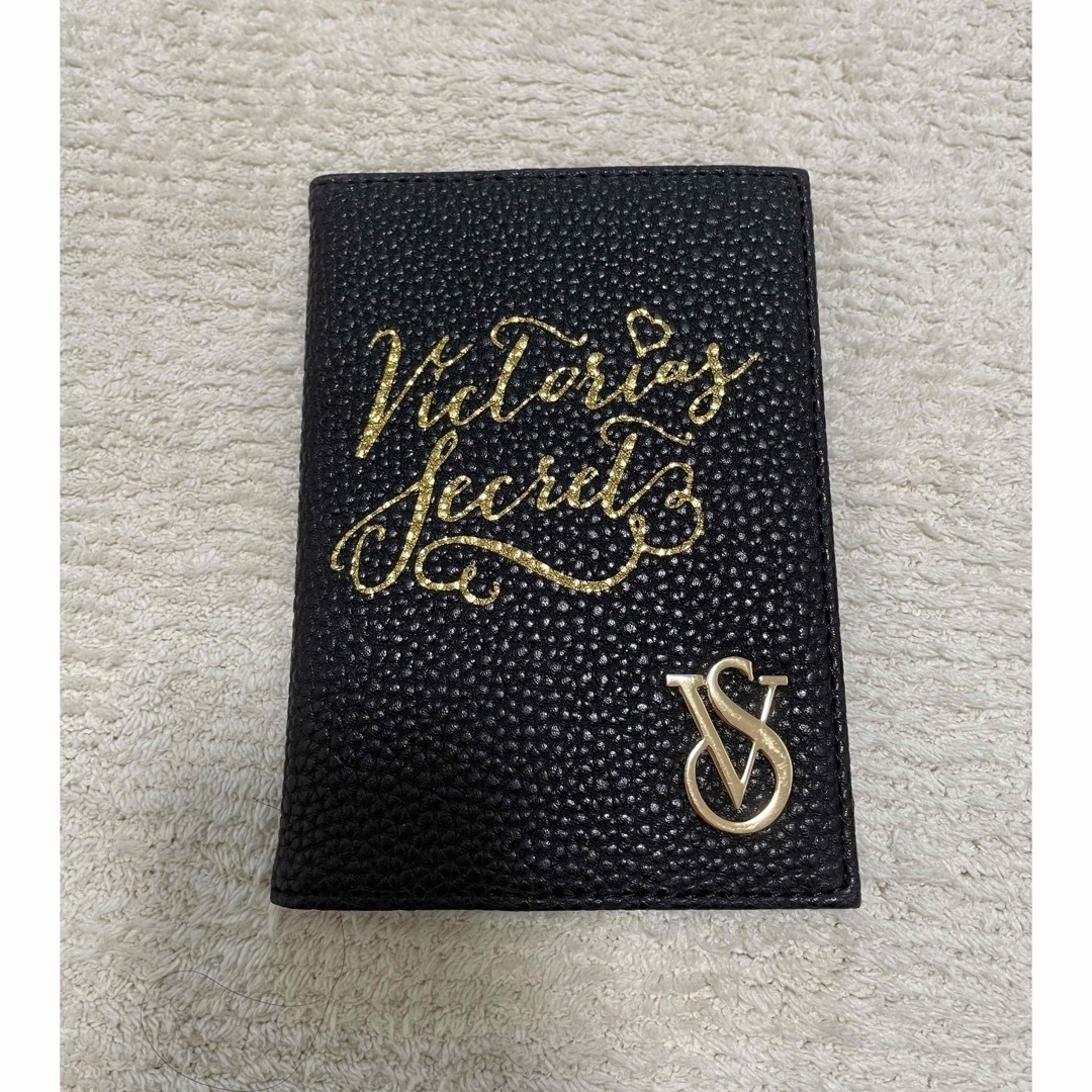 Victoria's Secret(ヴィクトリアズシークレット)のVictoria’s Secret パスポートケース インテリア/住まい/日用品の日用品/生活雑貨/旅行(旅行用品)の商品写真