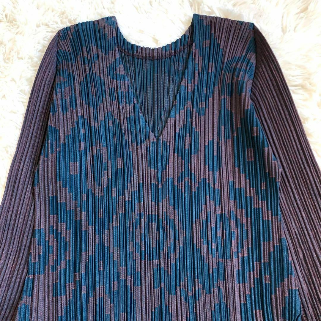 PLEATS PLEASE ISSEY MIYAKE(プリーツプリーズイッセイミヤケ)の【極美品】 プリーツプリーズ 総柄 Vネック ワンピース 3 L グレー レディースのワンピース(ひざ丈ワンピース)の商品写真