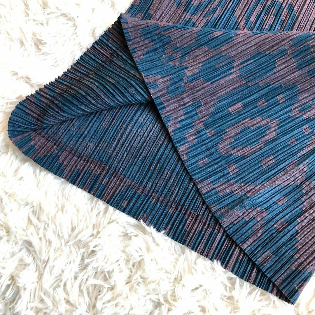 PLEATS PLEASE ISSEY MIYAKE(プリーツプリーズイッセイミヤケ)の【極美品】 プリーツプリーズ 総柄 Vネック ワンピース 3 L グレー レディースのワンピース(ひざ丈ワンピース)の商品写真