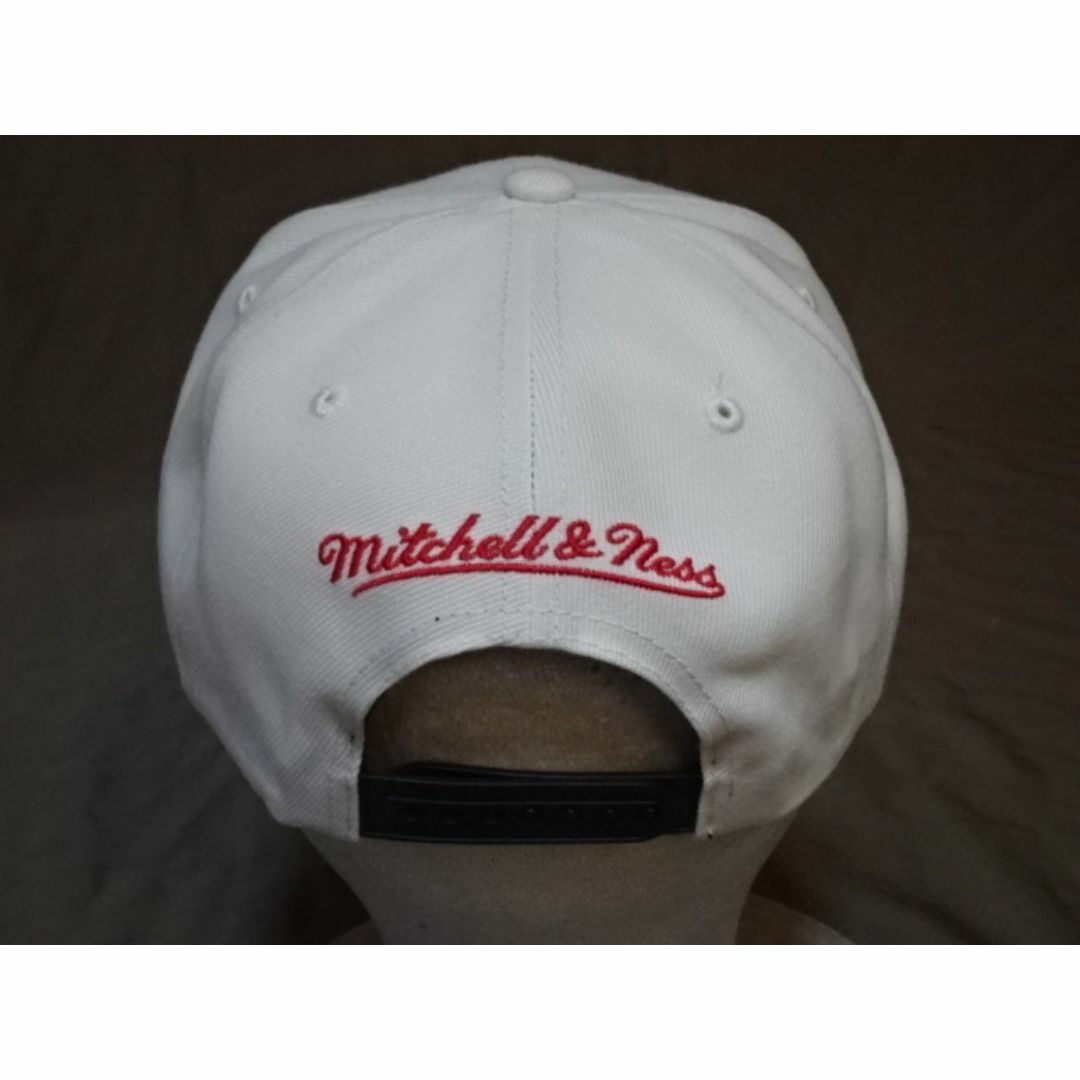 MITCHELL & NESS(ミッチェルアンドネス)の【Mitchell & Ness】社製 NBAブレイザーズ ロゴ キャップ白黒 メンズの帽子(キャップ)の商品写真