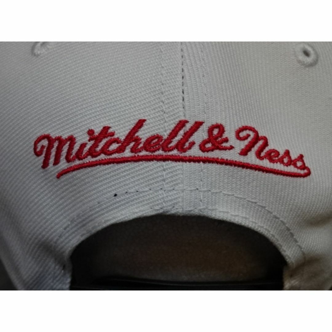 MITCHELL & NESS(ミッチェルアンドネス)の【Mitchell & Ness】社製 NBAブレイザーズ ロゴ キャップ白黒 メンズの帽子(キャップ)の商品写真