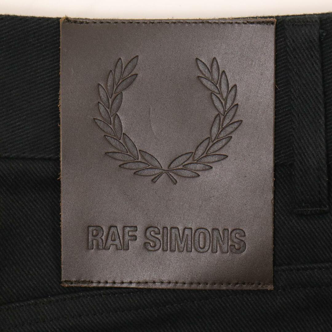 FRED PERRY(フレッドペリー)のフレッドペリー ×ラフシモンズ ST3117 ブラック パッチドデニムトラウザーズ パンツ 30 メンズのパンツ(その他)の商品写真