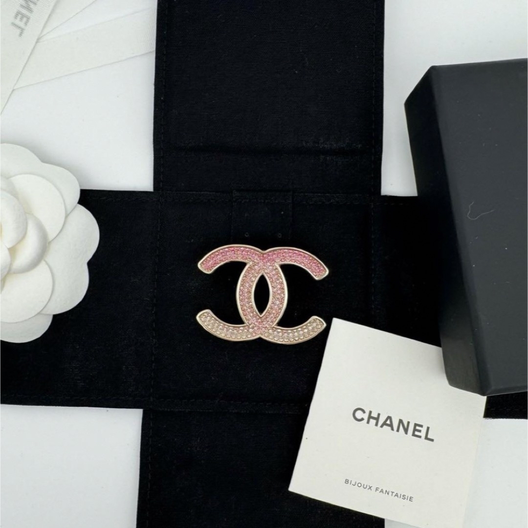 【23P】上品なピンクで華やかに煌めく★CHANEL★ブローチ   ピンク レディースのアクセサリー(ブローチ/コサージュ)の商品写真