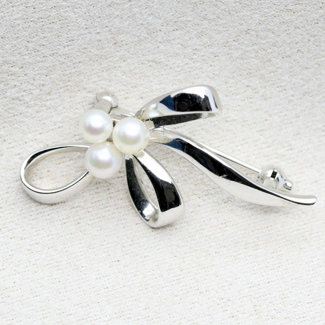 MIKIMOTO(ミキモト)のMIKIMOTO 美品 ブローチ シルバー ベビーパール リボン ミキモト レディースのアクセサリー(ブローチ/コサージュ)の商品写真