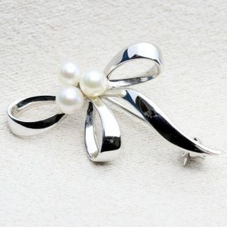 ミキモト(MIKIMOTO)のMIKIMOTO 美品 ブローチ シルバー ベビーパール リボン ミキモト(ブローチ/コサージュ)