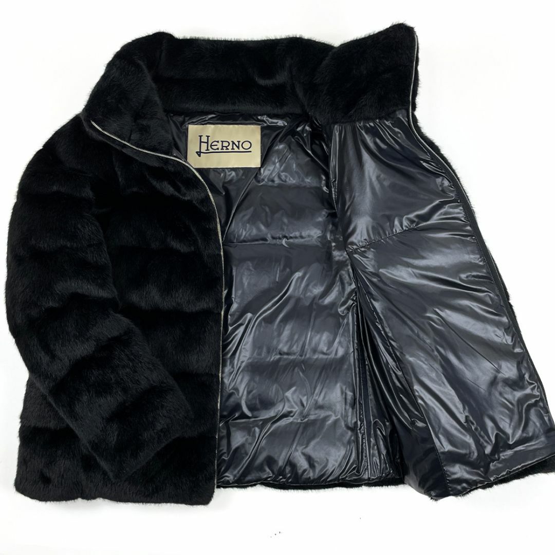 HERNO(ヘルノ)の美品 HERNO ヘルノ 22AW エコファー ショートダウンジャケット黒 42 レディースのジャケット/アウター(毛皮/ファーコート)の商品写真