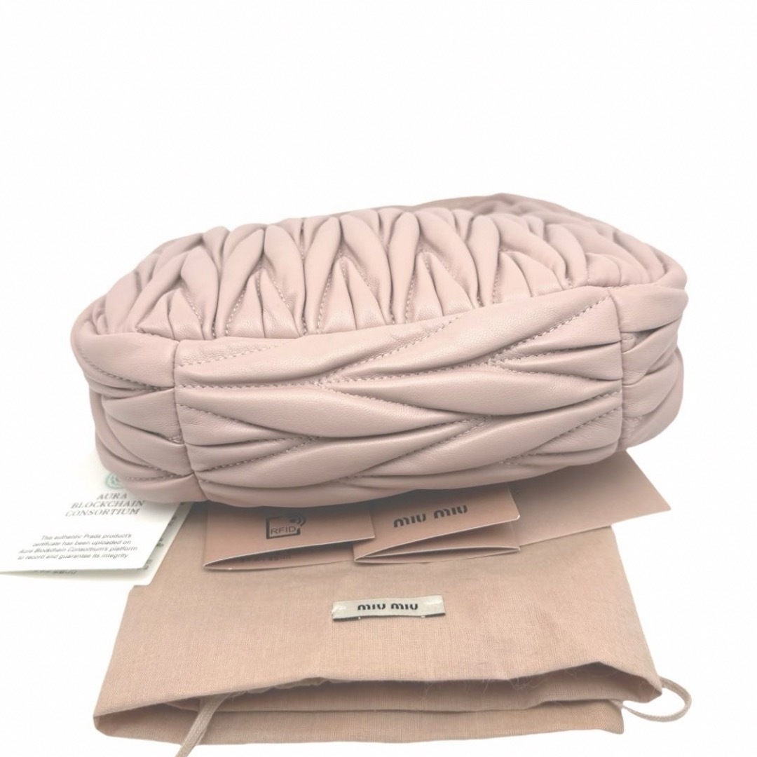 miumiu(ミュウミュウ)の miumiu ミュウミュウ　ワンダー マテラッセレザー ホーボーバッグ　ピンク レディースのバッグ(ショルダーバッグ)の商品写真