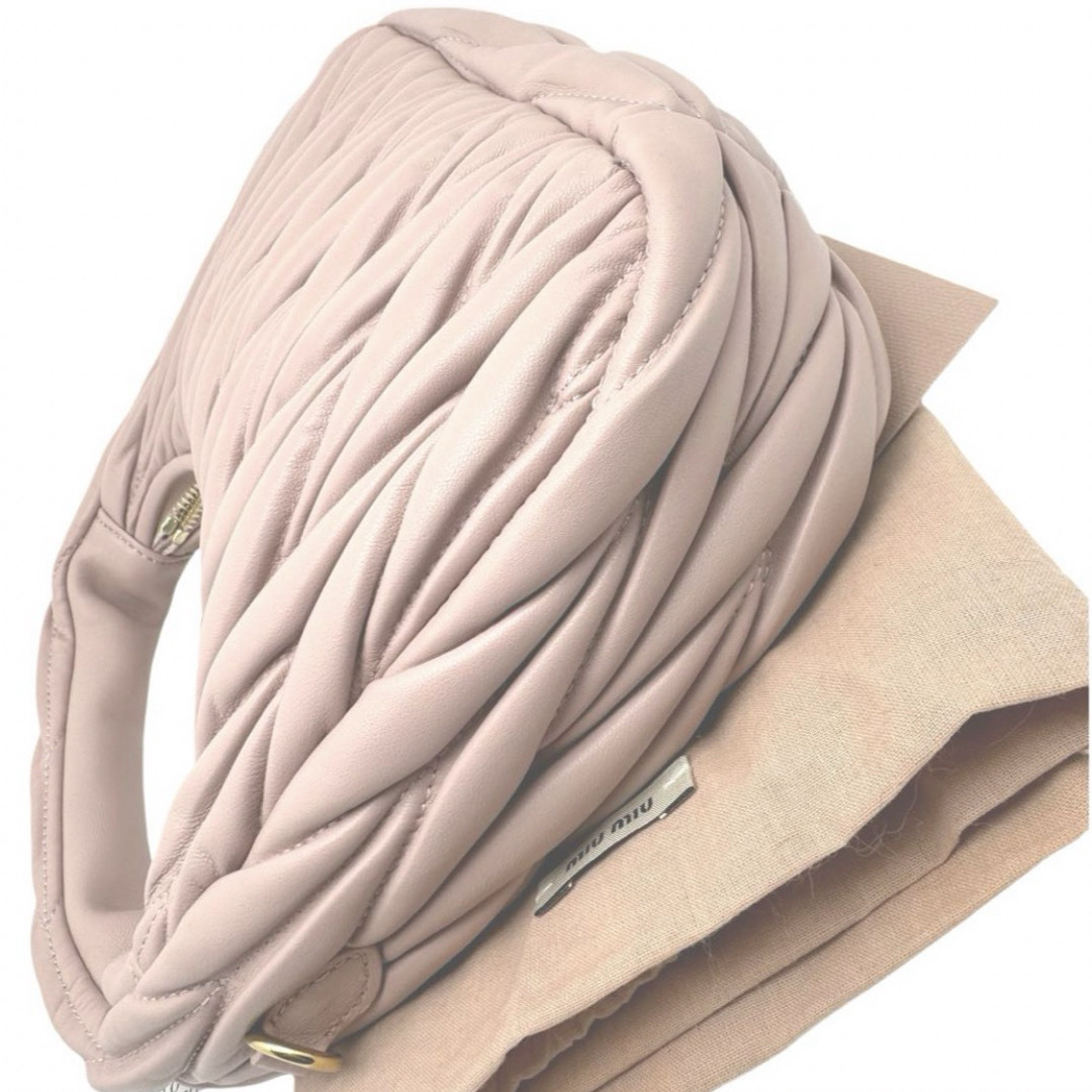 miumiu(ミュウミュウ)の miumiu ミュウミュウ　ワンダー マテラッセレザー ホーボーバッグ　ピンク レディースのバッグ(ショルダーバッグ)の商品写真