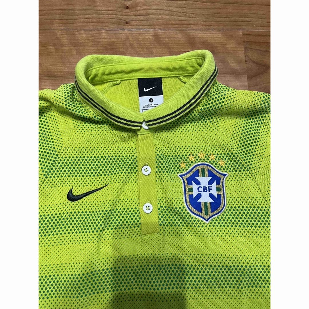 NIKE(ナイキ)のサッカー　ブラジル代表　NIKE ナイキ 半袖ポロシャツ　Sサイズ　美品 スポーツ/アウトドアのサッカー/フットサル(ウェア)の商品写真