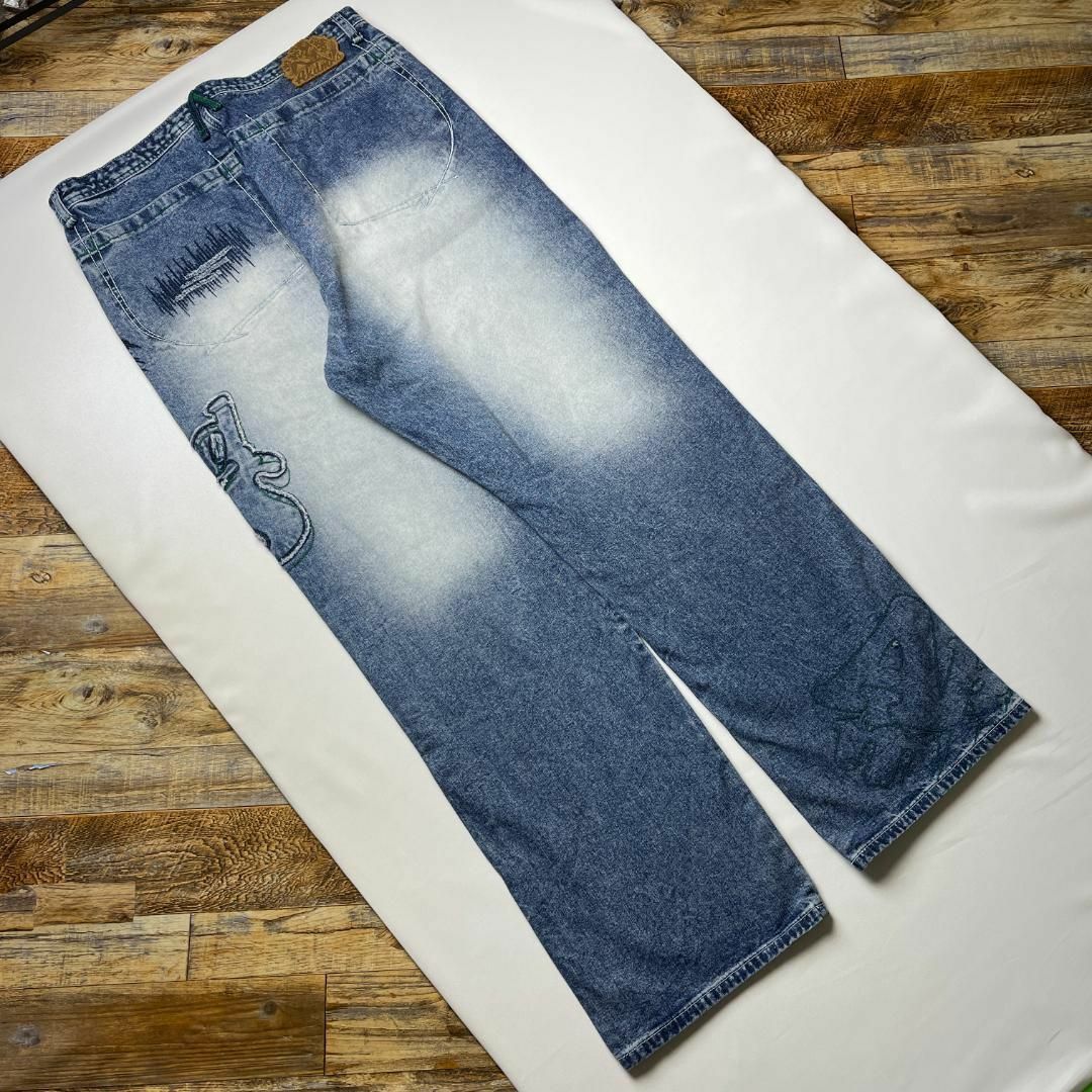 AKADEMIKS(アカデミクス)のアカデミクスバギーデニムw36ストリートb系極太ブルーオーバーサイズ刺繍ワッペン メンズのパンツ(デニム/ジーンズ)の商品写真