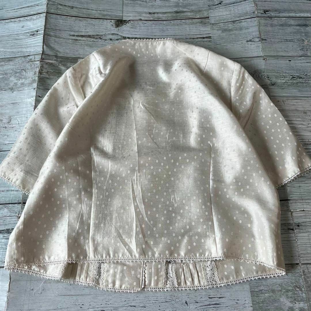 VINTAGE(ヴィンテージ)の昭和レトロノーカラーブラウスドット柄光沢素材刺繍入り上品ホワイト古着W1 レディースのトップス(シャツ/ブラウス(半袖/袖なし))の商品写真