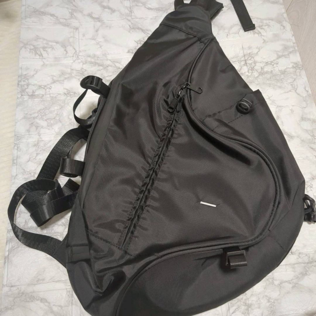 ボディバッグ　黒　ワンショルダー　斜めがけ　ブラック　大容量 　男女兼用 レディースのバッグ(ボディバッグ/ウエストポーチ)の商品写真