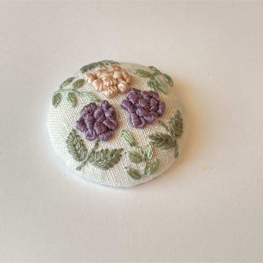 刺繍ブローチ ハンドメイドのアクセサリー(コサージュ/ブローチ)の商品写真