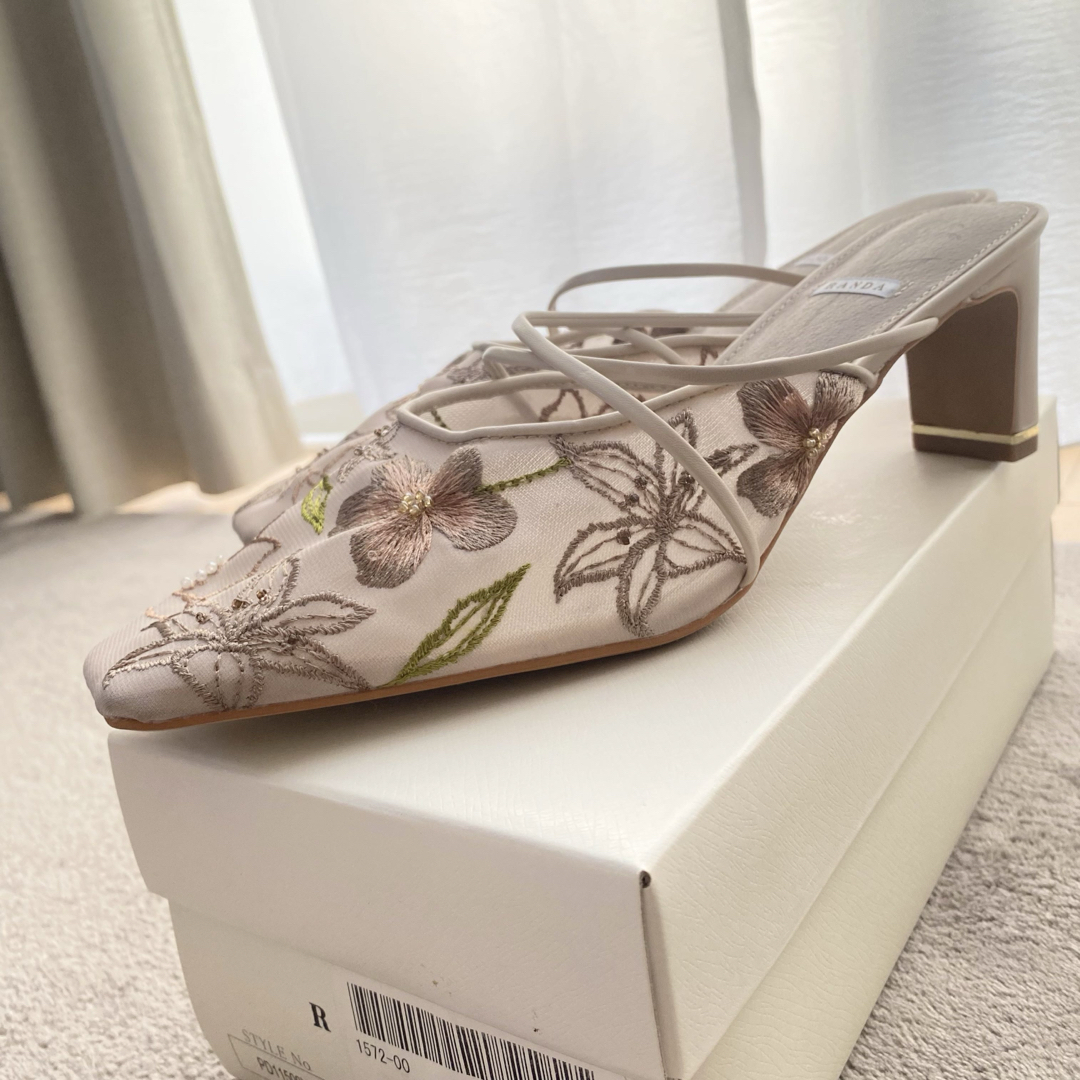 RANDA(ランダ)のRANDA ランダ フラワー刺繍 ミュール サンダル 花柄 ウェディングシューズ レディースの靴/シューズ(サンダル)の商品写真