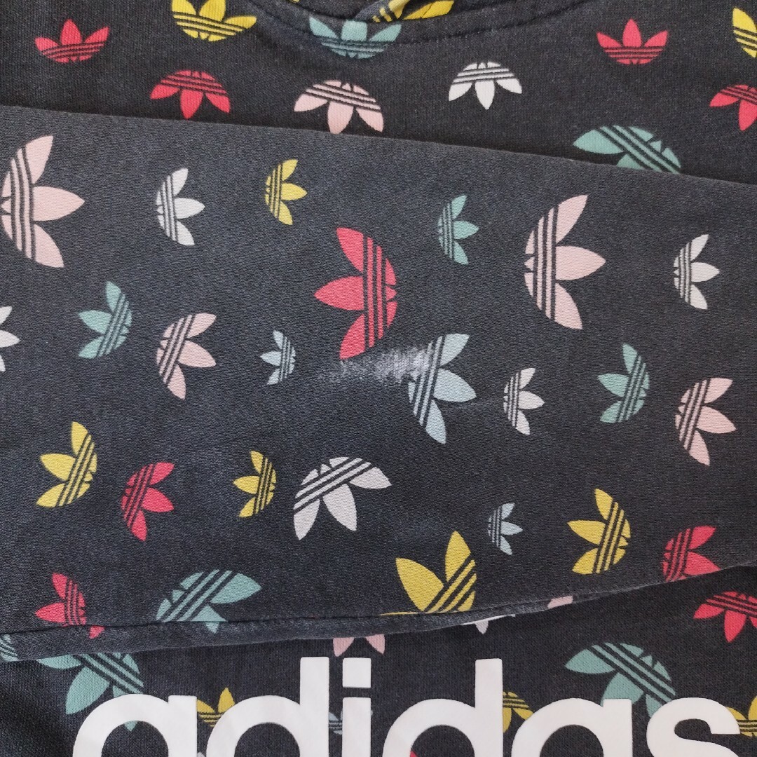 adidas(アディダス)のadidas　パーカー　ロゴ総柄 レディースのトップス(パーカー)の商品写真