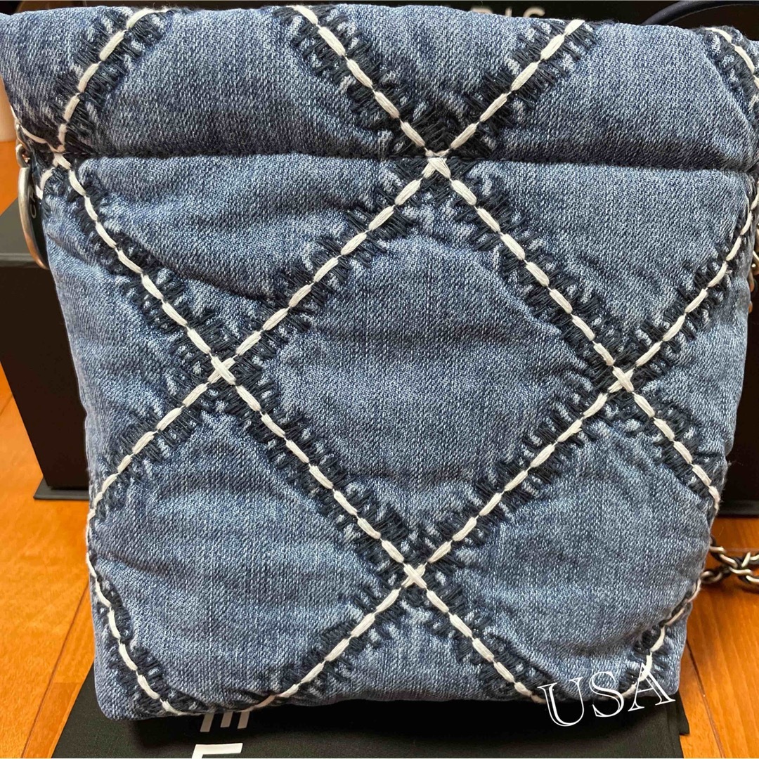 CHANEL(シャネル)の新品 シャネル CHANEL 22 ミニ ハンドバッグ デニム 新作 入手困難 レディースのバッグ(ショルダーバッグ)の商品写真