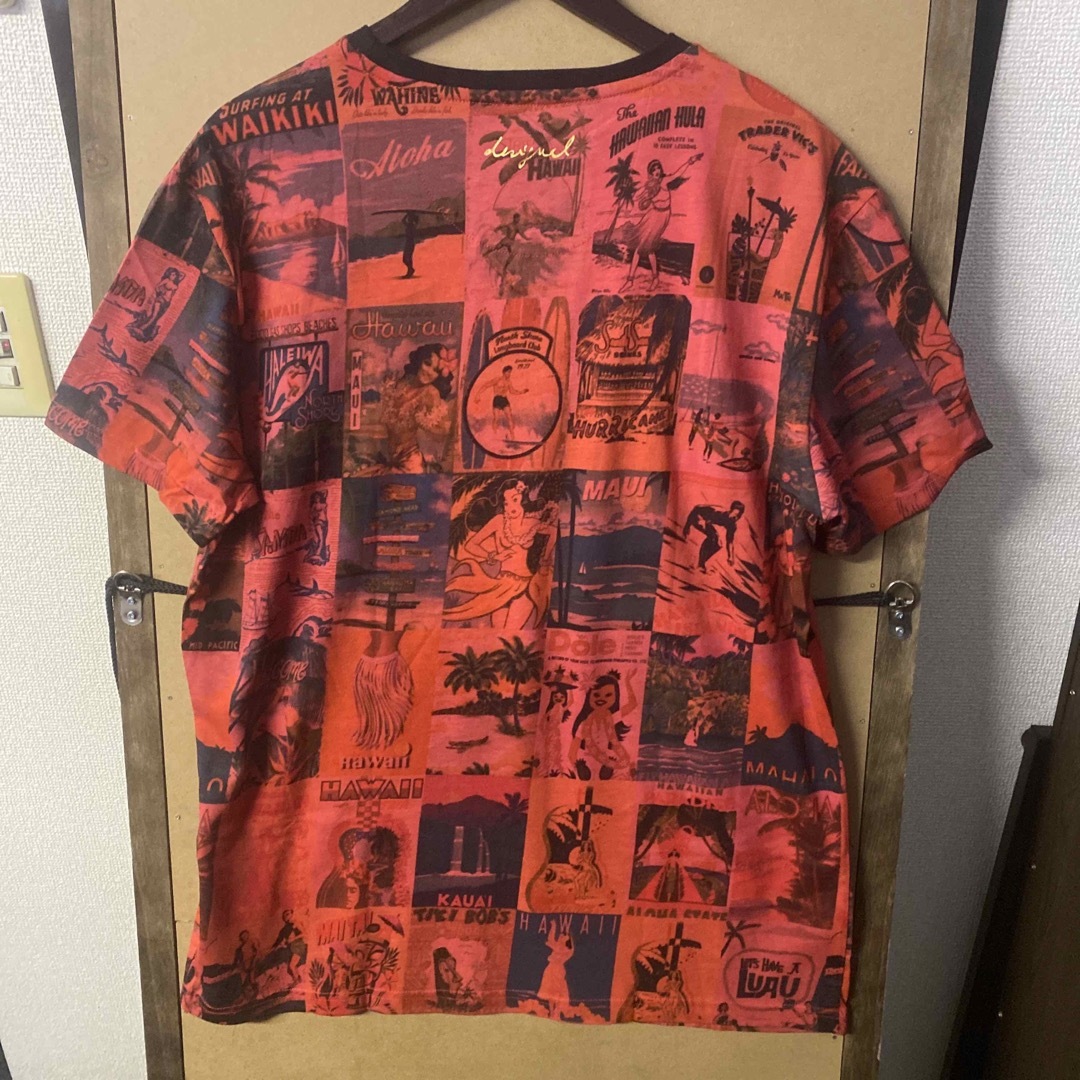 DESIGUAL(デシグアル)の【新品】Desigual ロゴワッペン 総柄Tシャツ Lサイズ メンズのトップス(Tシャツ/カットソー(半袖/袖なし))の商品写真