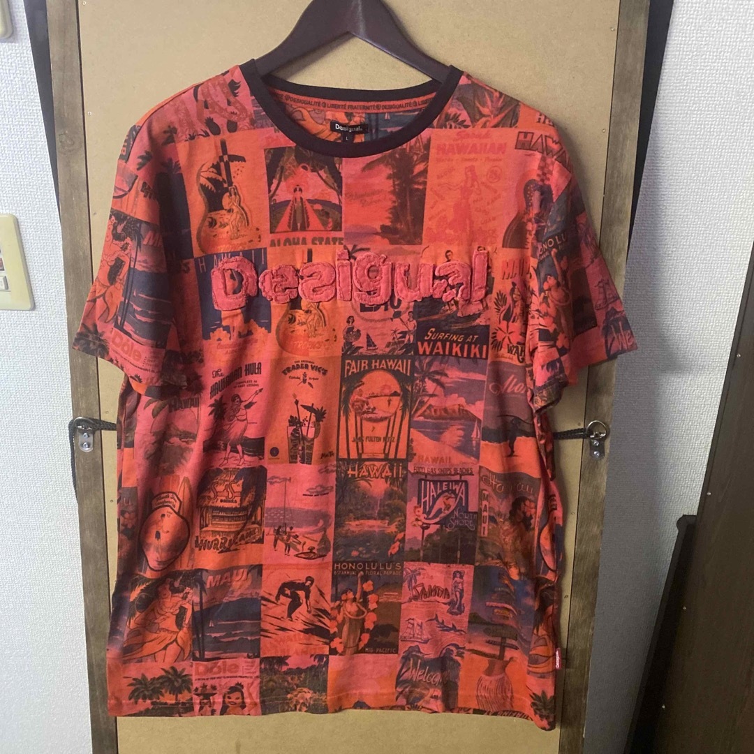 DESIGUAL(デシグアル)の【新品】Desigual ロゴワッペン 総柄Tシャツ Lサイズ メンズのトップス(Tシャツ/カットソー(半袖/袖なし))の商品写真