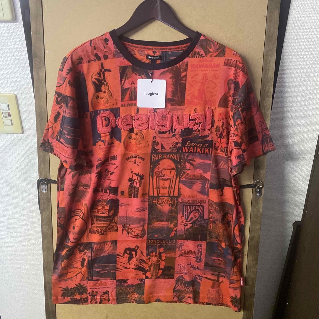 DESIGUAL(デシグアル)の【新品】Desigual ロゴワッペン 総柄Tシャツ Lサイズ メンズのトップス(Tシャツ/カットソー(半袖/袖なし))の商品写真