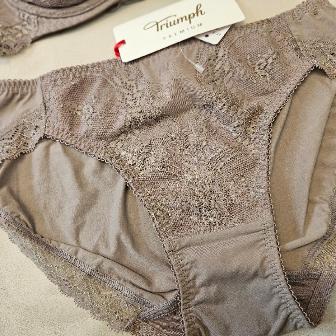 Triumph(トリンプ)の新品　トリンプ　プレミアム　ゴールドレーベル　ブラジャー　ショーツ　d75 レディースの下着/アンダーウェア(ブラ&ショーツセット)の商品写真