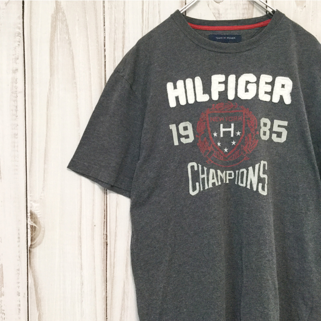 TOMMY HILFIGER(トミーヒルフィガー)の【トミーヒルフィガー 半袖ビッグロゴTシャツ】ロゴ刺繍 M グレー 古着 メンズのトップス(Tシャツ/カットソー(半袖/袖なし))の商品写真