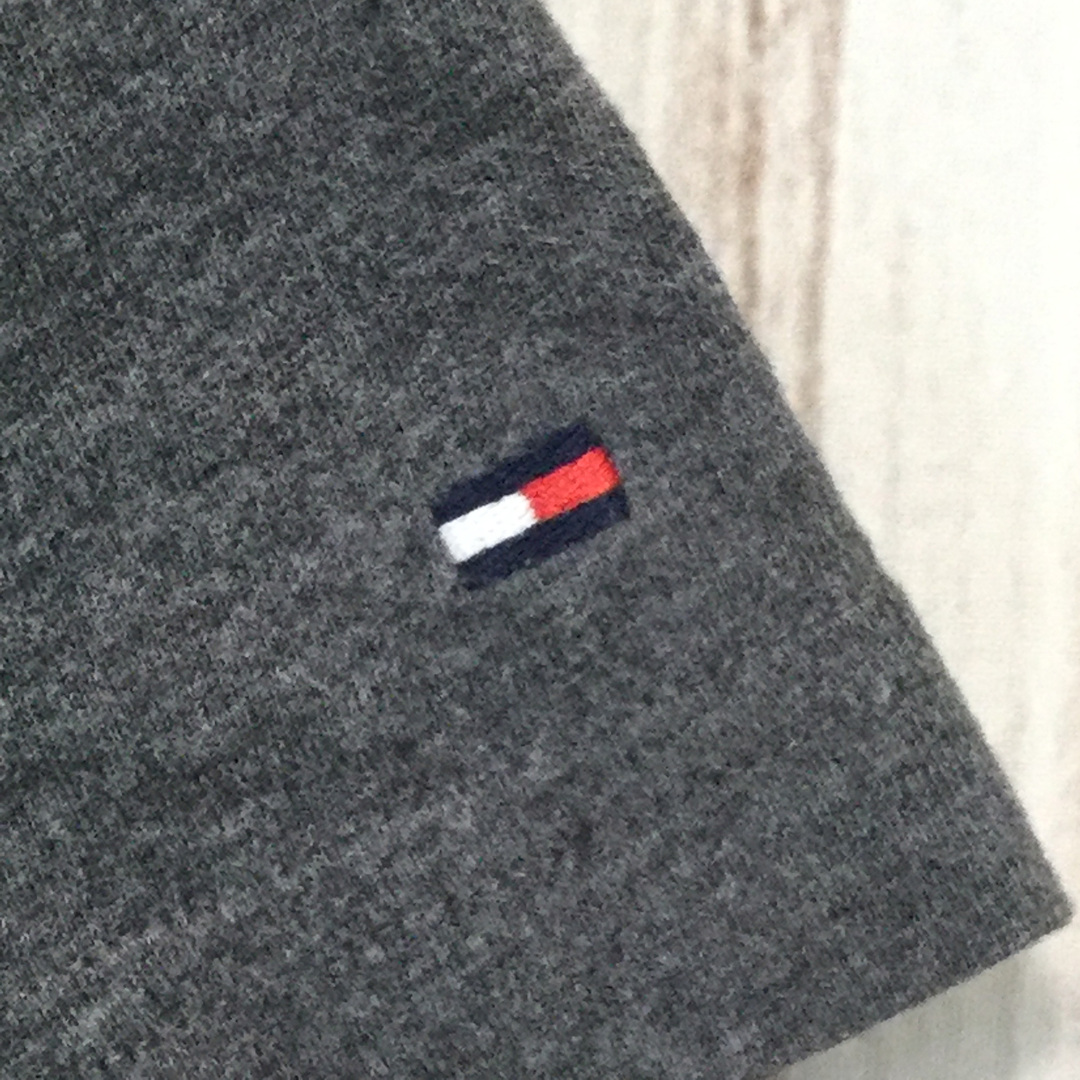 TOMMY HILFIGER(トミーヒルフィガー)の【トミーヒルフィガー 半袖ビッグロゴTシャツ】ロゴ刺繍 M グレー 古着 メンズのトップス(Tシャツ/カットソー(半袖/袖なし))の商品写真