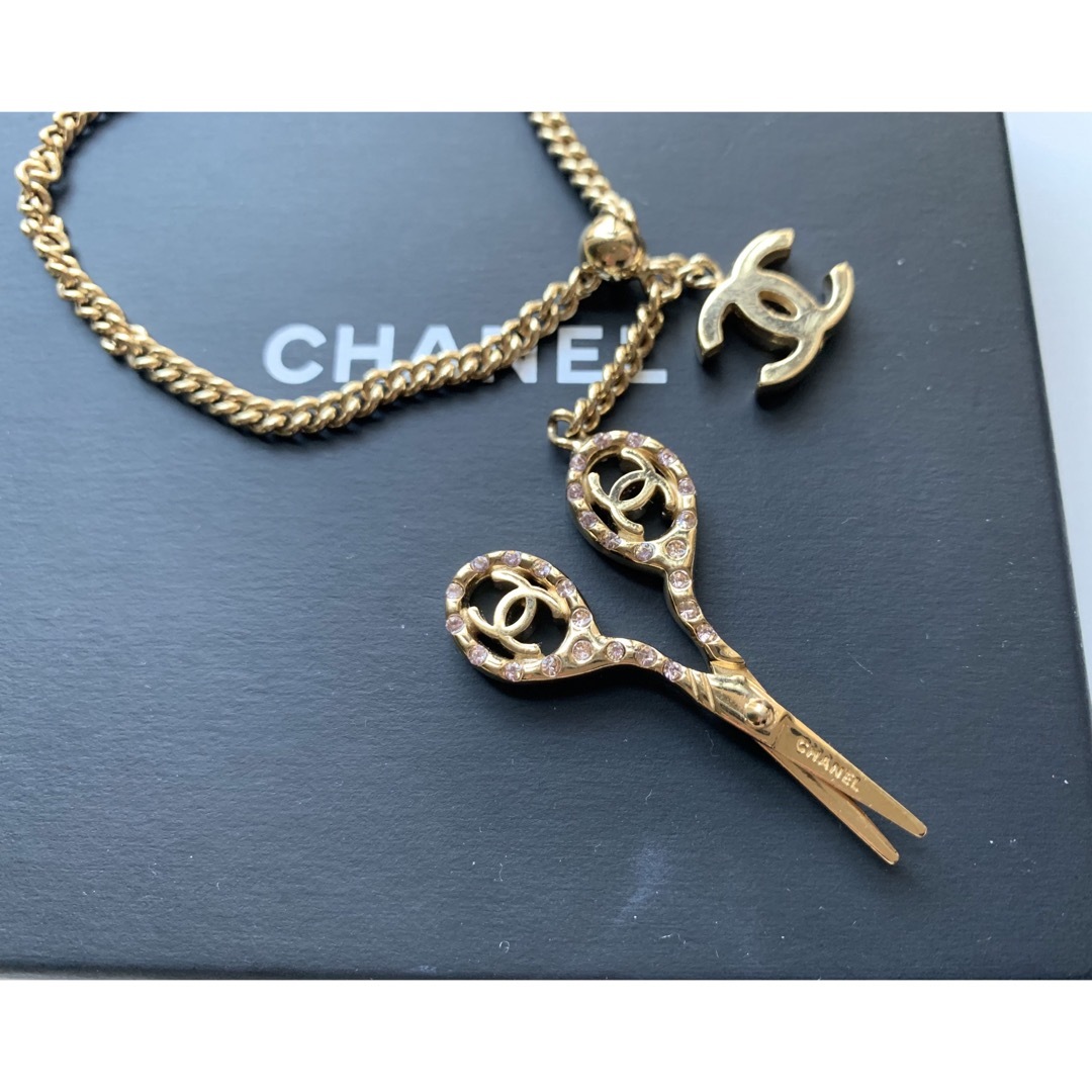 CHANEL(シャネル)のシャネル CHANEL アクセサリー ブレスレット シザー ハサミ ココマーク メンズのアクセサリー(ブレスレット)の商品写真