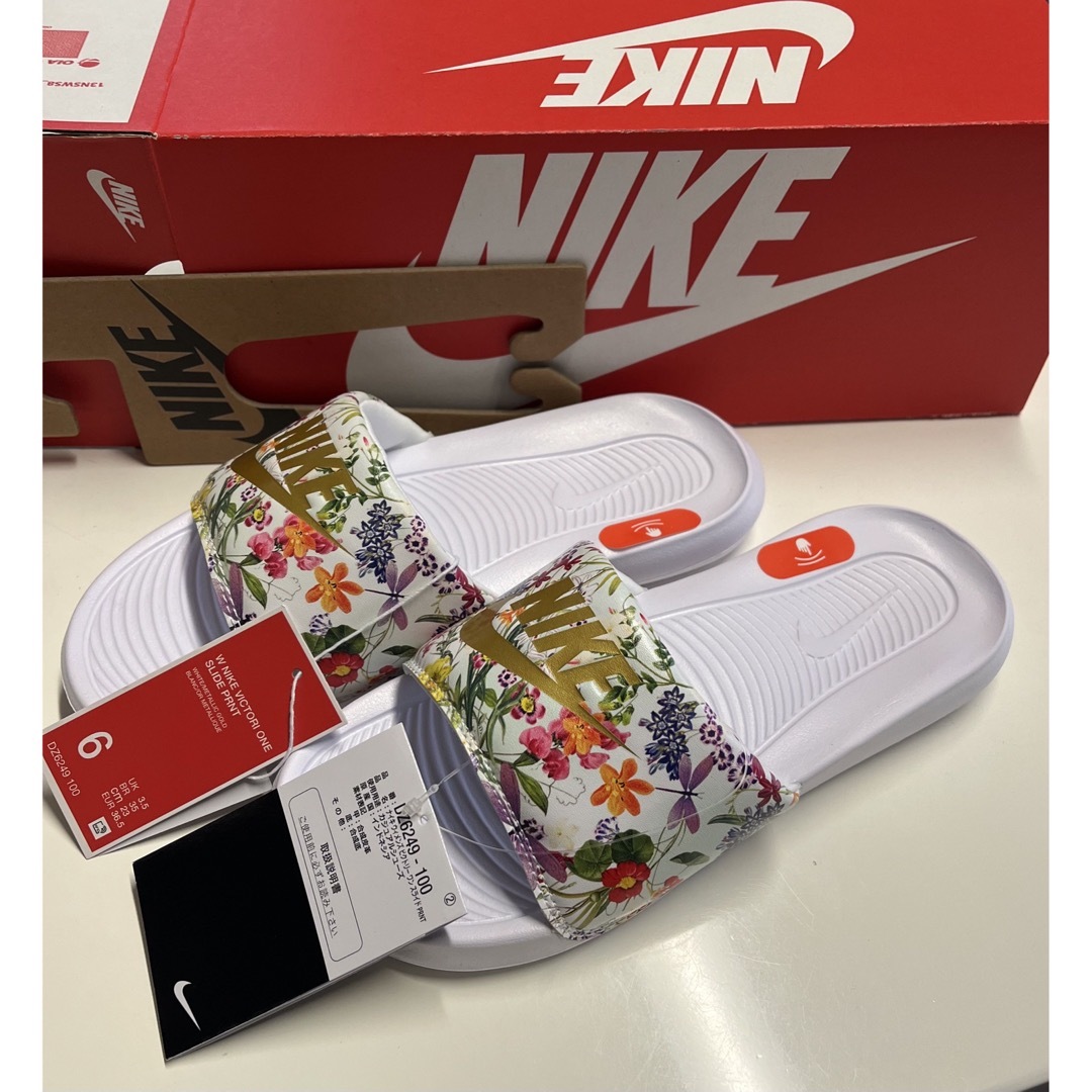 NIKE VICTORI ONE SLIDE/ビクトリワンスライド花柄　ベナッシ レディースの靴/シューズ(サンダル)の商品写真