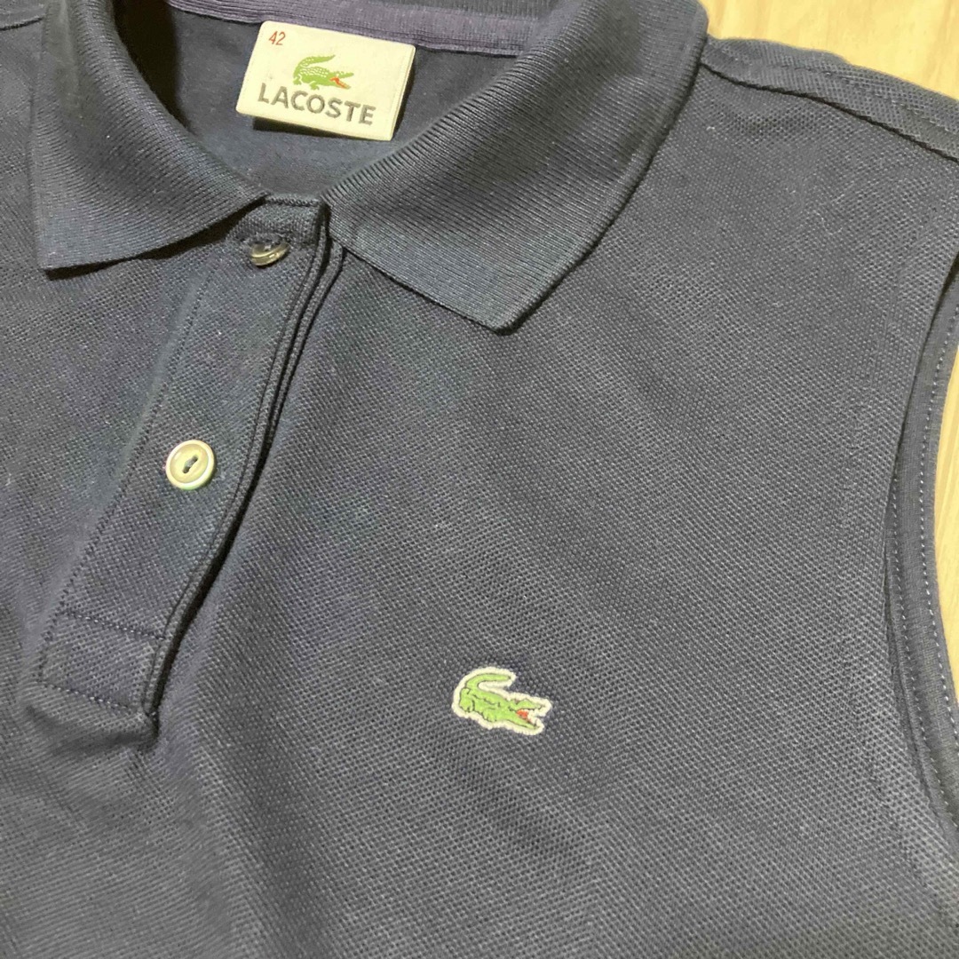 LACOSTE(ラコステ)の【美品】ラコステ　レディース　サイズ42  ネイビー　ノースリーブ　ポロシャツ レディースのトップス(ポロシャツ)の商品写真