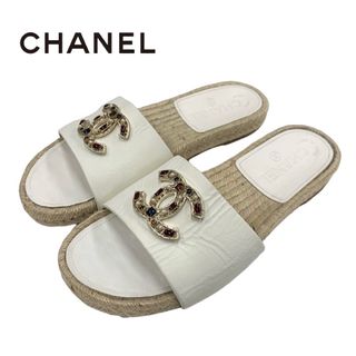 シャネル(CHANEL)のシャネル CHANEL サンダル 靴 シューズ レザー ホワイト ゴールド フラットサンダル ココマーク カラーストーン エスパドリーユ(サンダル)