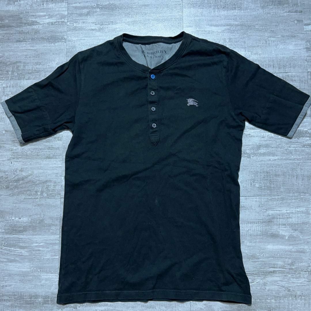 BURBERRY BLACK LABEL(バーバリーブラックレーベル)のBURBERRY バーバリーブラックレーベル ホースロゴ ヘンリーネックTシャツ メンズのトップス(Tシャツ/カットソー(半袖/袖なし))の商品写真