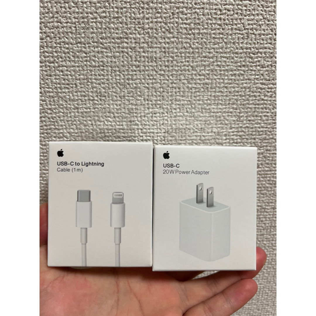 Apple(アップル)のApple純正 20W USB-C 電源アダプター Lightningケーブル スマホ/家電/カメラのスマートフォン/携帯電話(バッテリー/充電器)の商品写真