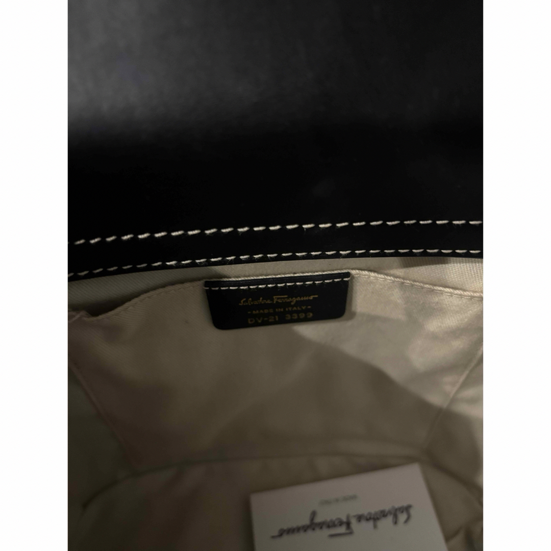 Salvatore Ferragamo(サルヴァトーレフェラガモ)のストローバッグ  Salvatore Ferragamo 黒 レディースのバッグ(ハンドバッグ)の商品写真