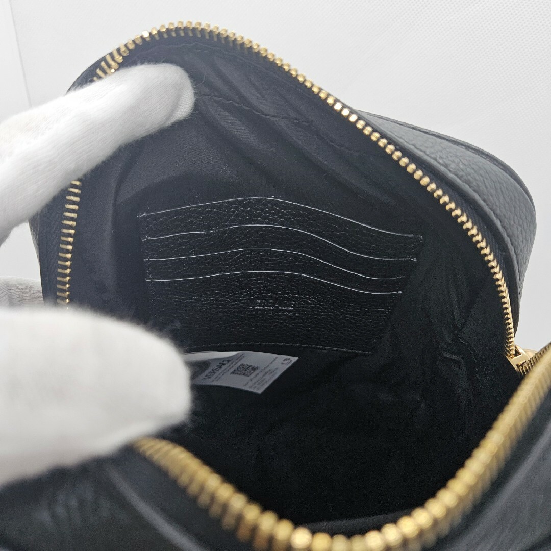 VERSACE(ヴェルサーチ)の【新品未使用】VERSACE ショルダーバッグ カーフレザー メデューサ メンズのバッグ(ショルダーバッグ)の商品写真