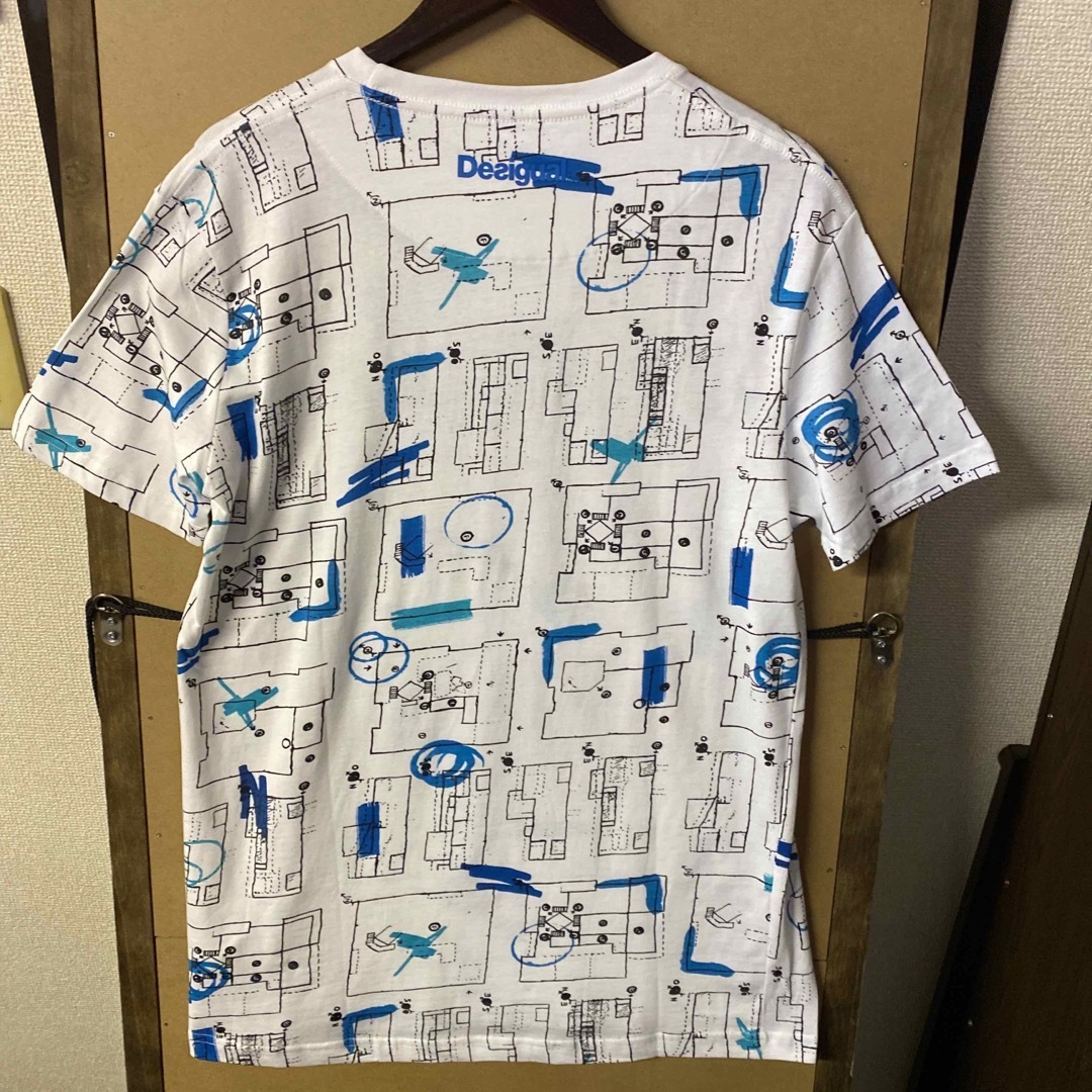 DESIGUAL(デシグアル)の【新品】Desigual ロゴワッペン 総柄Tシャツ Mサイズ メンズのトップス(Tシャツ/カットソー(半袖/袖なし))の商品写真