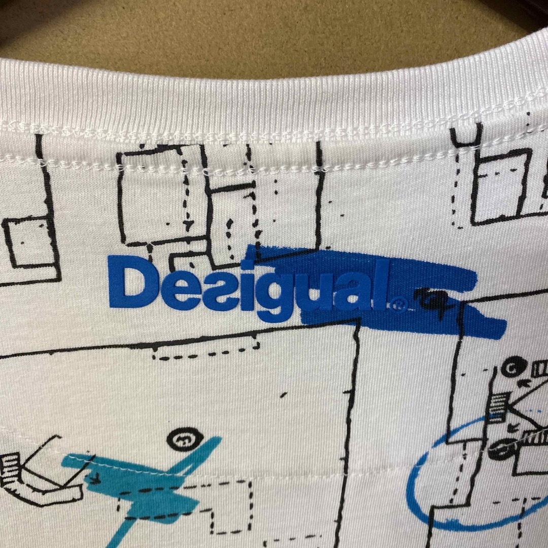 DESIGUAL(デシグアル)の【新品】Desigual ロゴワッペン 総柄Tシャツ Mサイズ メンズのトップス(Tシャツ/カットソー(半袖/袖なし))の商品写真