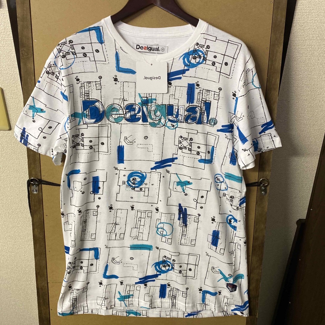 DESIGUAL(デシグアル)の【新品】Desigual ロゴワッペン 総柄Tシャツ Mサイズ メンズのトップス(Tシャツ/カットソー(半袖/袖なし))の商品写真