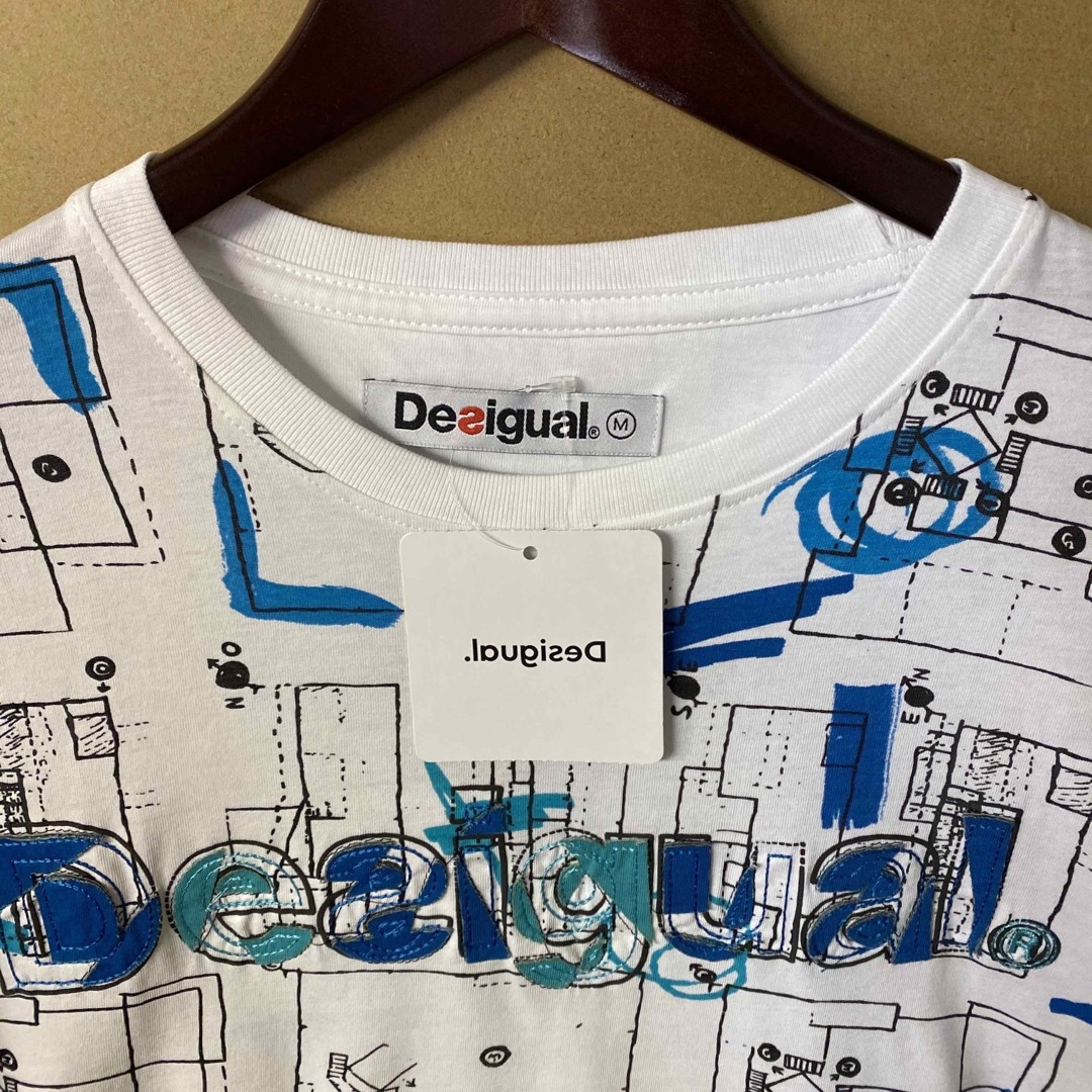 DESIGUAL(デシグアル)の【新品】Desigual ロゴワッペン 総柄Tシャツ Mサイズ メンズのトップス(Tシャツ/カットソー(半袖/袖なし))の商品写真