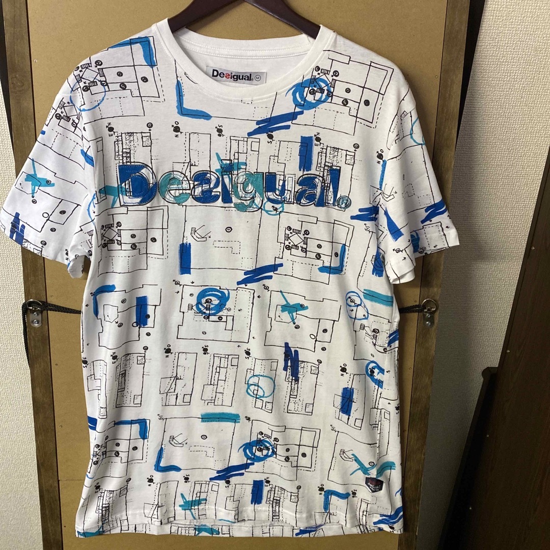 DESIGUAL(デシグアル)の【新品】Desigual ロゴワッペン 総柄Tシャツ Mサイズ メンズのトップス(Tシャツ/カットソー(半袖/袖なし))の商品写真