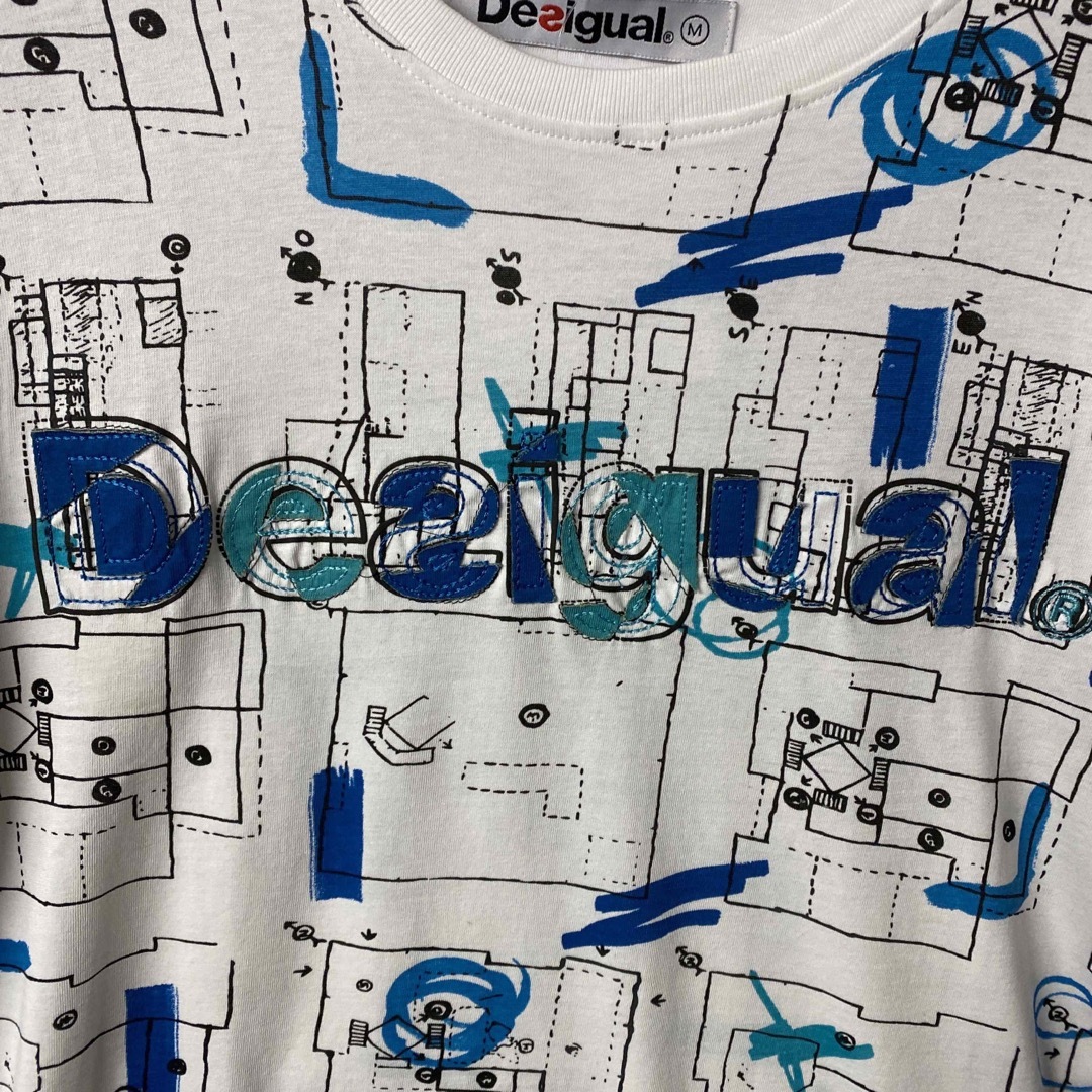 DESIGUAL(デシグアル)の【新品】Desigual ロゴワッペン 総柄Tシャツ Mサイズ メンズのトップス(Tシャツ/カットソー(半袖/袖なし))の商品写真