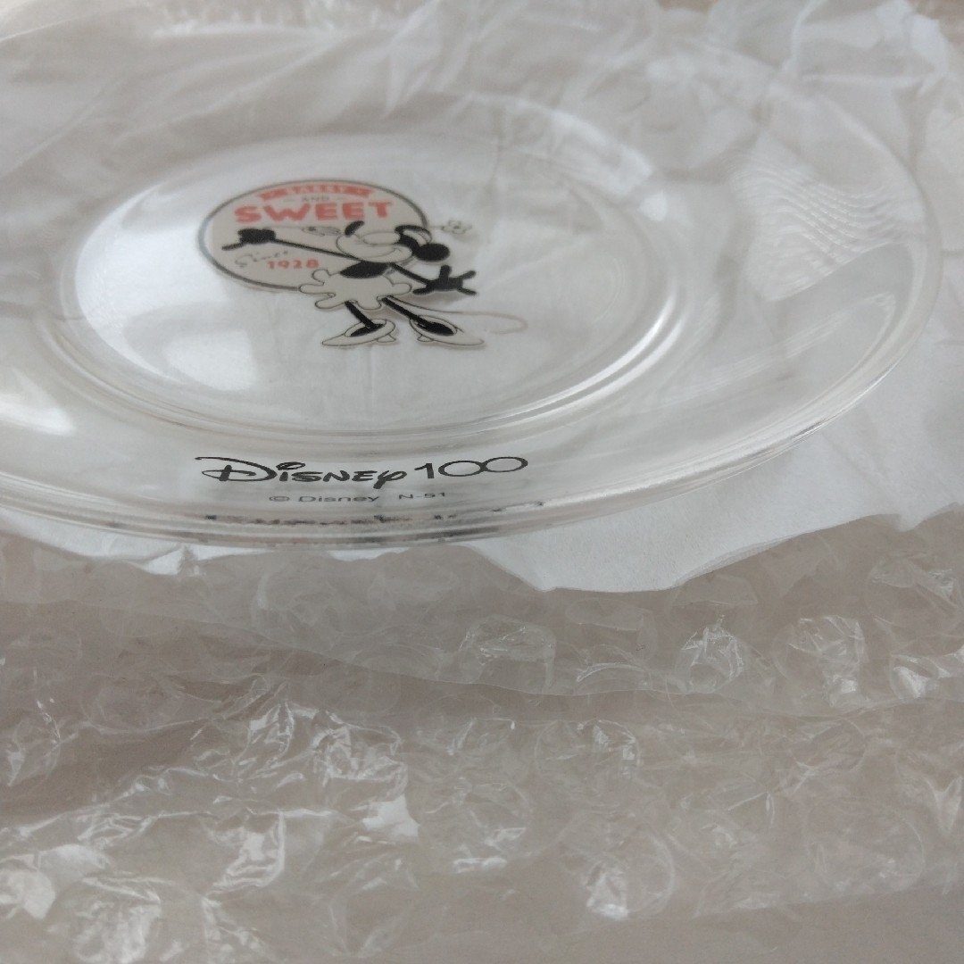 ミッキーマウス(ミッキーマウス)のミッキーマウス　ミニーマウス　100周年記念限定　ガラスお皿　2枚セット インテリア/住まい/日用品のキッチン/食器(食器)の商品写真