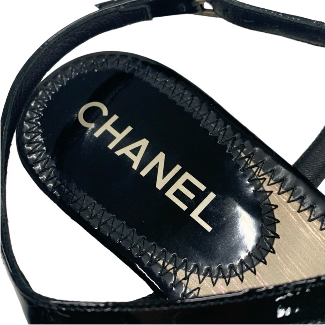 CHANEL(シャネル)のシャネル CHANEL サンダル 靴 シューズ パテント ブラック 黒 ゴールド トングサンダル フラットサンダル ココマーク レディースの靴/シューズ(サンダル)の商品写真