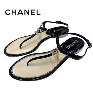 シャネル(CHANEL)のシャネル CHANEL サンダル 靴 シューズ パテント ブラック 黒 ゴールド トングサンダル フラットサンダル ココマーク(サンダル)